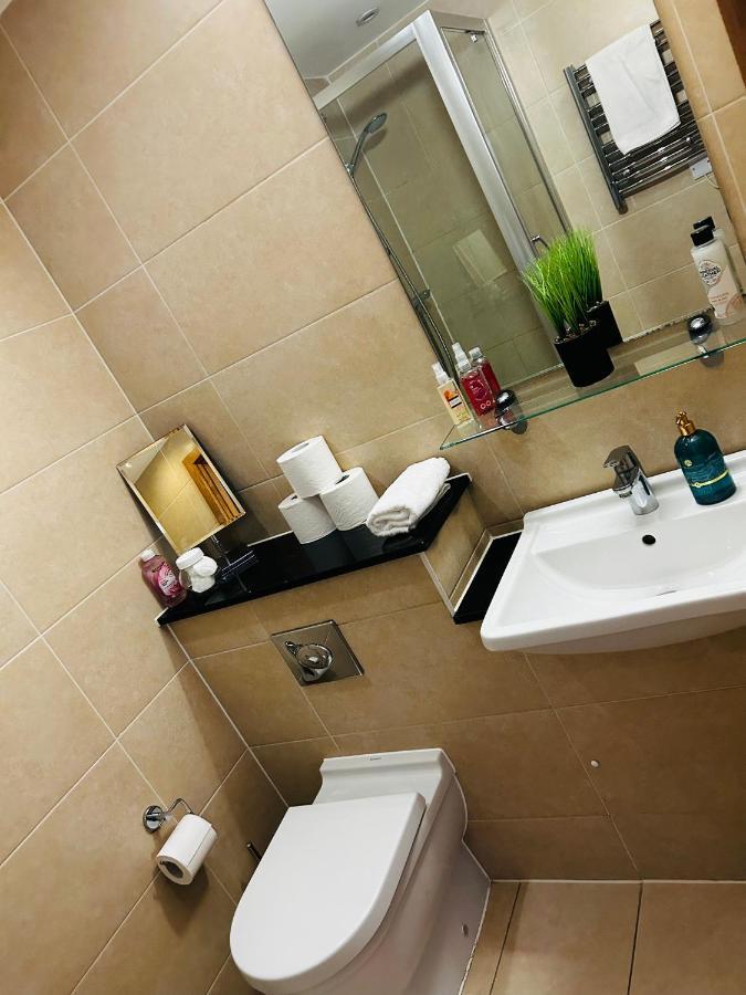 Spacious 3-Bed 3-Bath Luxury Apartment With Balcony Hyde Park London Kültér fotó